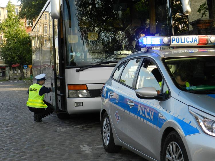 „Trzeźwy autobus”: policjanci zatrzymali pięć dowodów rejestracyjnych