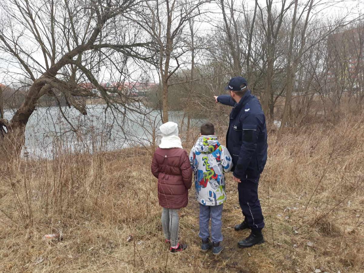 O krok od tragedii... Dzieci bawiły się  na zamarzniętym stawku