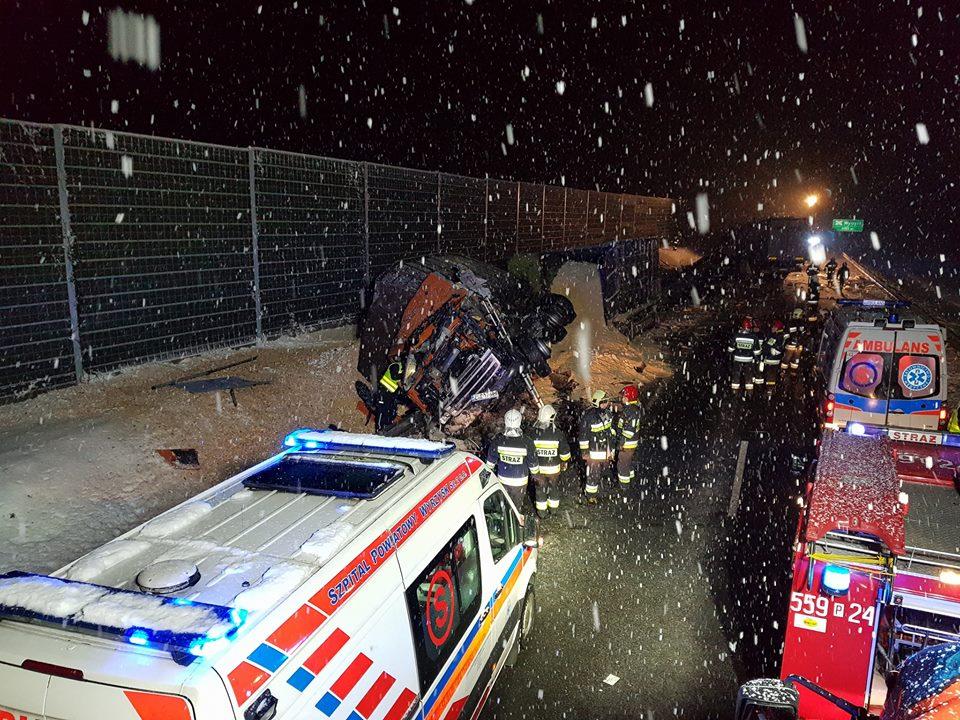 Trzy wypadki w regionie. Zginął kierowca TIR-a