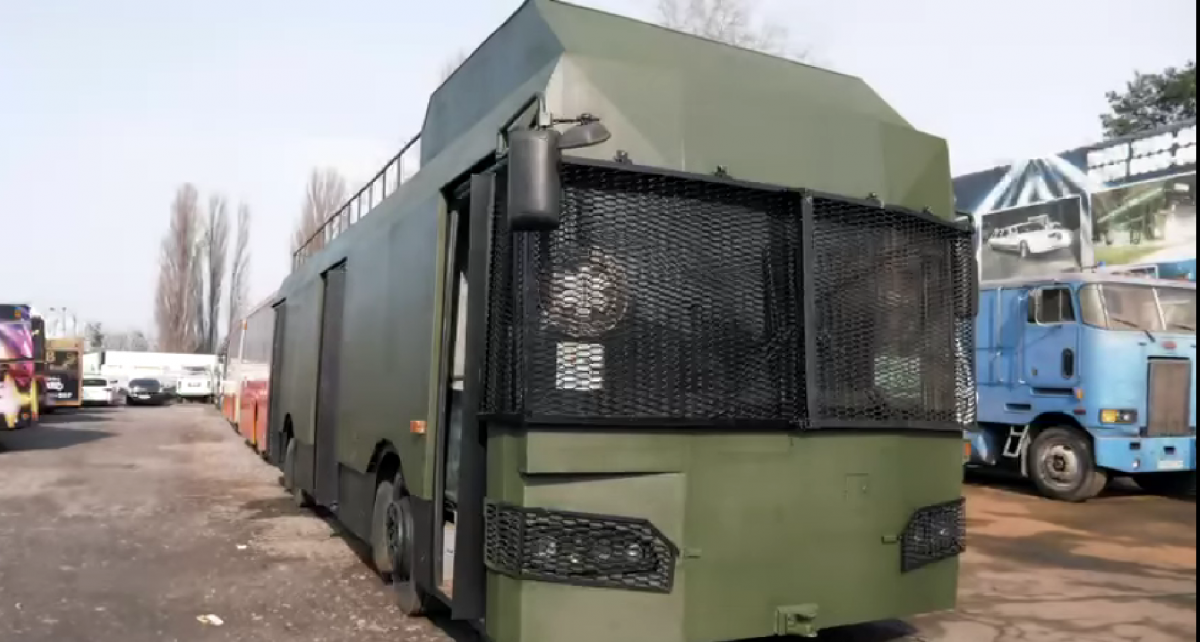 Pilskie autobusy mobilnymi punktami chirurgii na froncie w Ukrainie