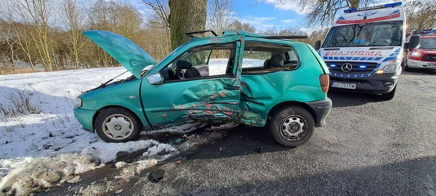 Groźny wypadek w Ratajach. Kierowca i pasażerka w szpitalu