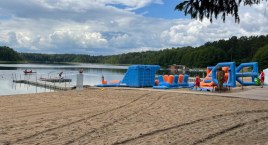 Ruszył sezon na pilskich kąpieliskach. Na Płotki wraca wodny tor przeszkód [ZDJĘCIA]