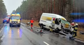 Bus uderzył w naczepę ciężarówki. Wypadek na DK10 pod Piłą [ZDJĘCIA]