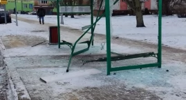 Kompletnie pijany kierowca wjechał w przystanek w centrum Piły. Policja szuka świadków [ZDJĘCIA]