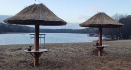 Odrobina cienia na plaży. Na Płotkach pojawiły się stoliki z „parasolami” [ZDJĘCIA]
