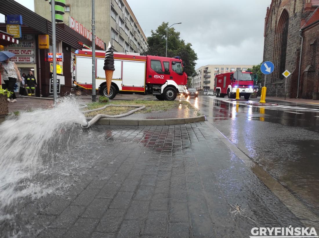 Ulice Gryfina pod wodą. Strażacy w akcji [GALERIA]