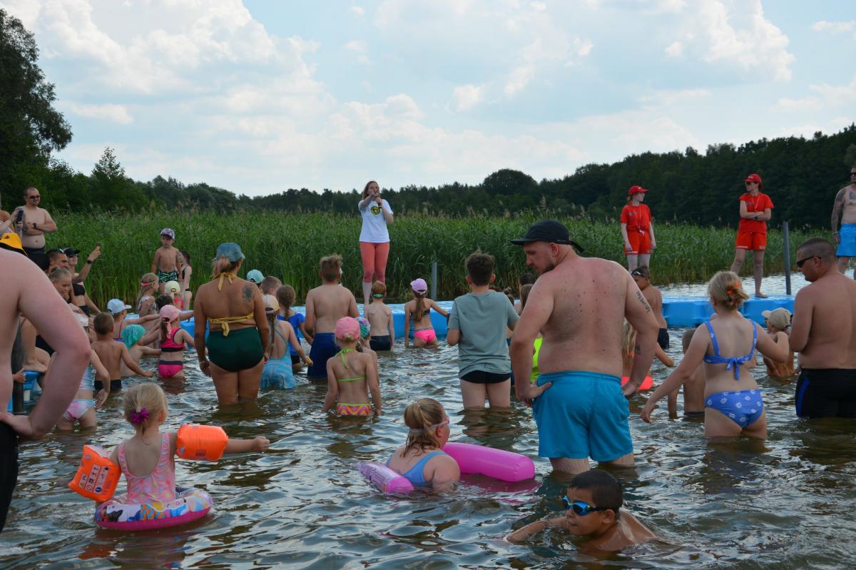 Otworzyli plażę miejską w Steklnie. Wielu tęskni jednak za Wełtyniem