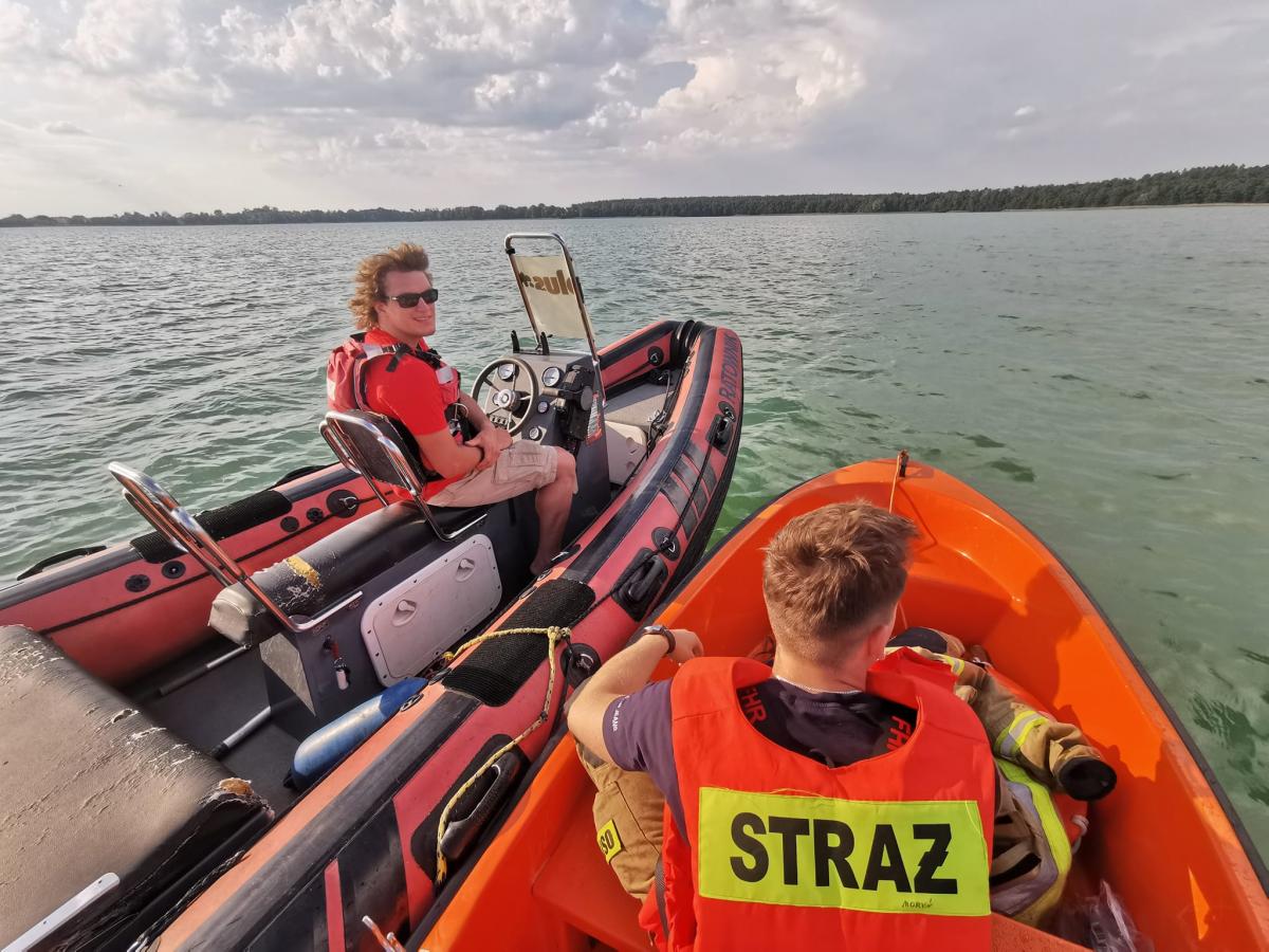 Uratowali sześć osób pływających w jeziorze