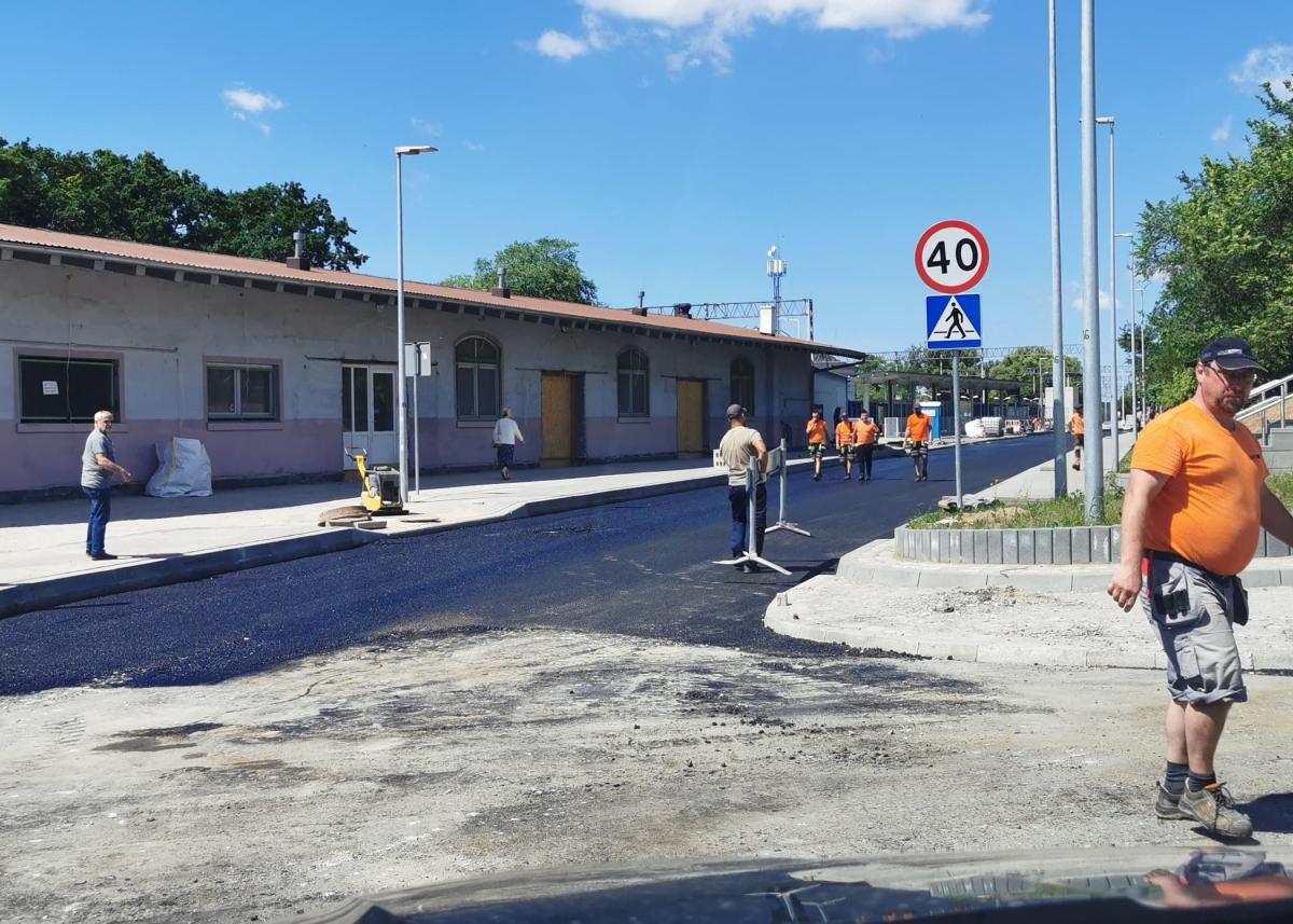 Na ul. Kolejowej jest już (wreszcie) asfalt!