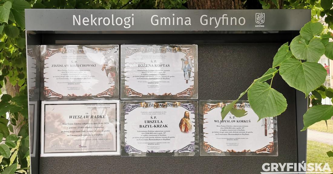 Pięć nekrologów na tablicy