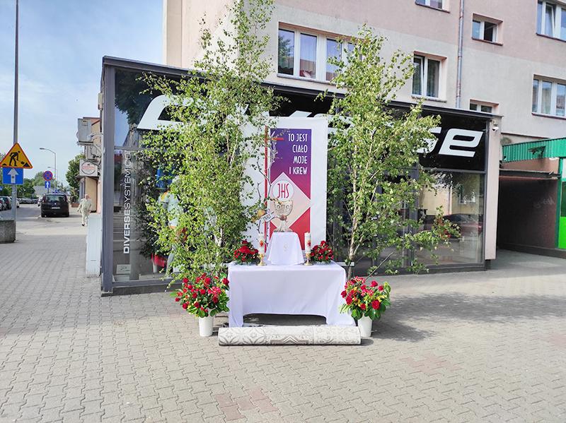 Ołtarze gotowe. Niebawem ruszy procesja. W tym roku skromniej
