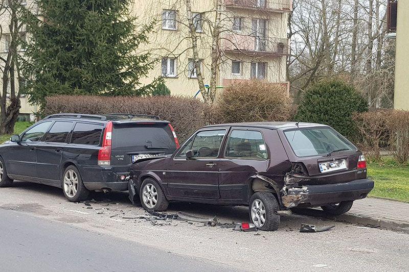 Pijany 73-latek wjechał w zaparkowany samochód