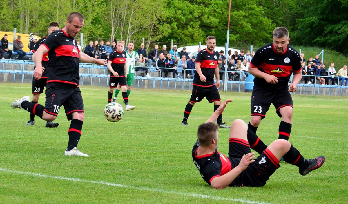 Dzień dziecka w okręgówce. Derby w Baniach [ROZKŁAD JAZDY]