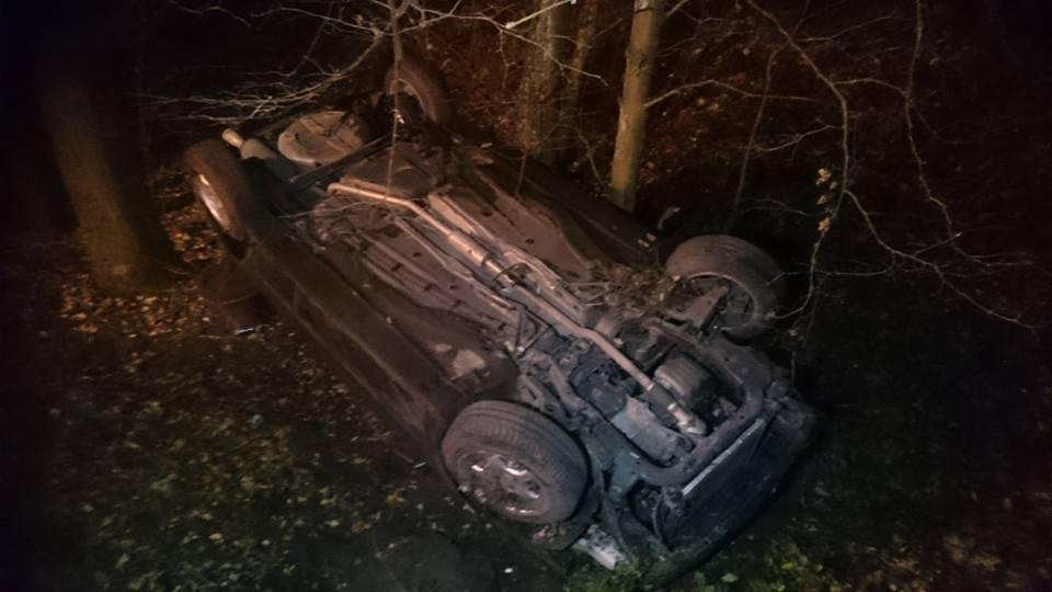 Jechał bez prawka, dachował i posiadał narkotyki