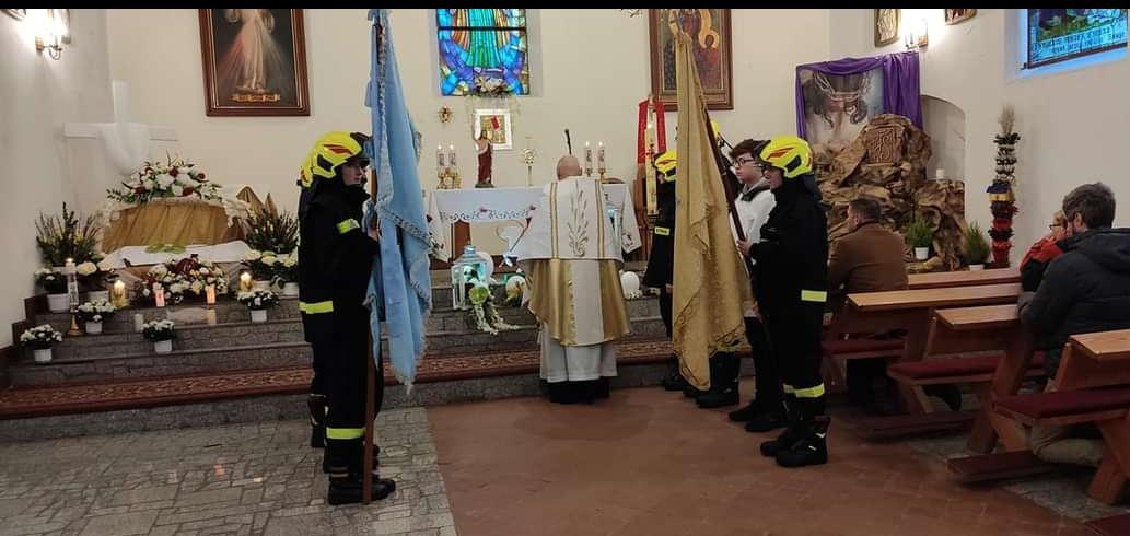 Strażacy czuwali przy grobie pańskim
