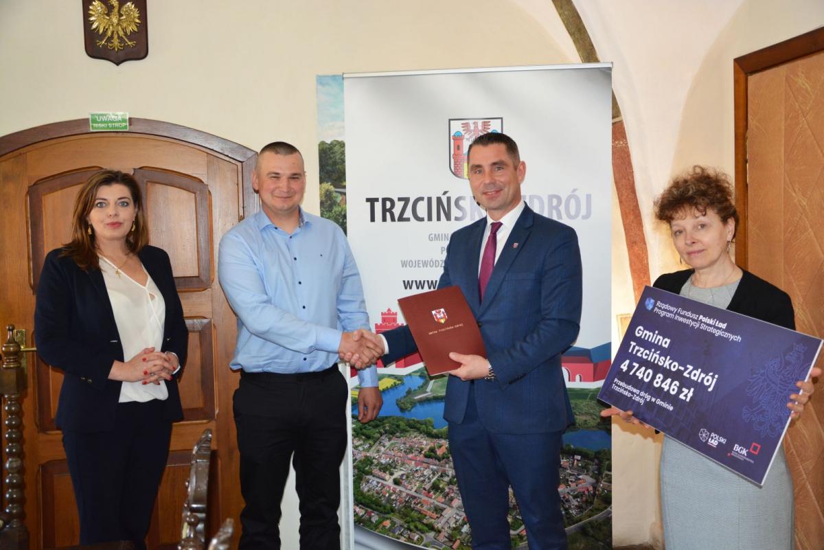 Podpisali umowę na przebudowę gminnych dróg