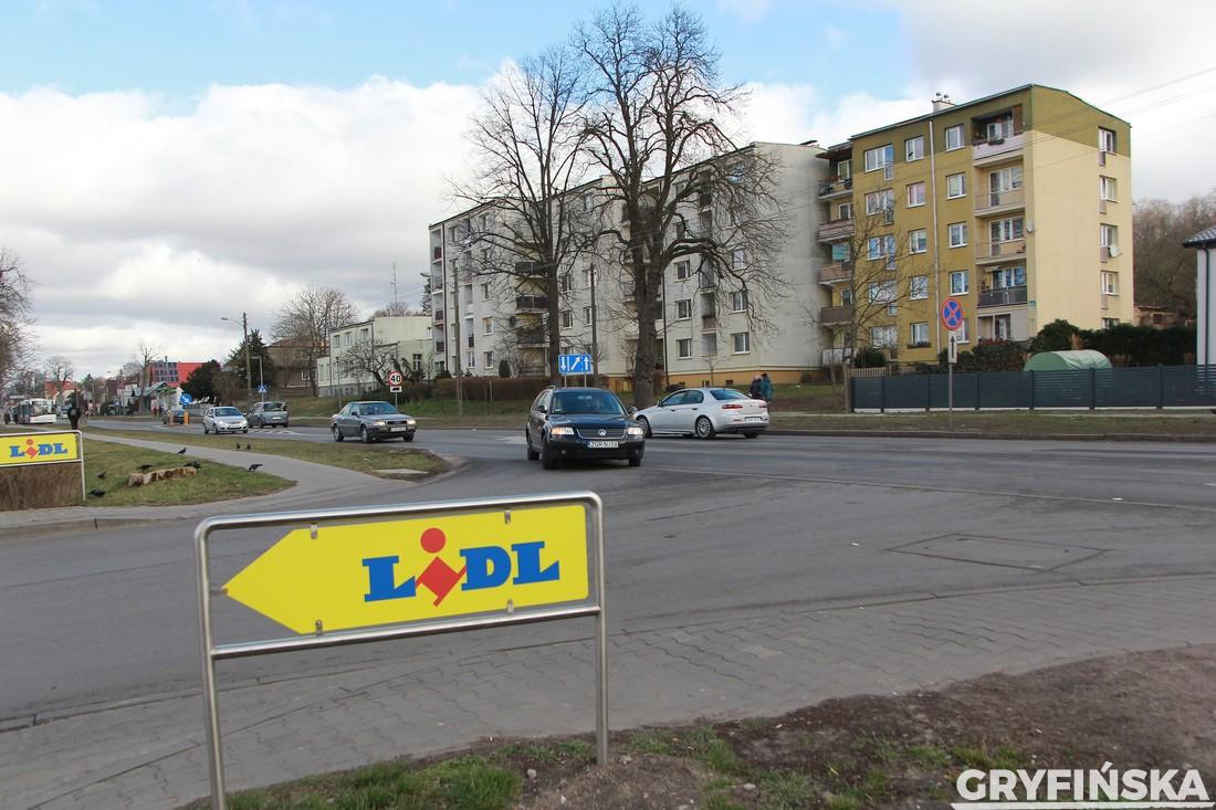 Czytelnik: zamontować światła przy Lidlu. Właściciel drogi: to niemożliwe