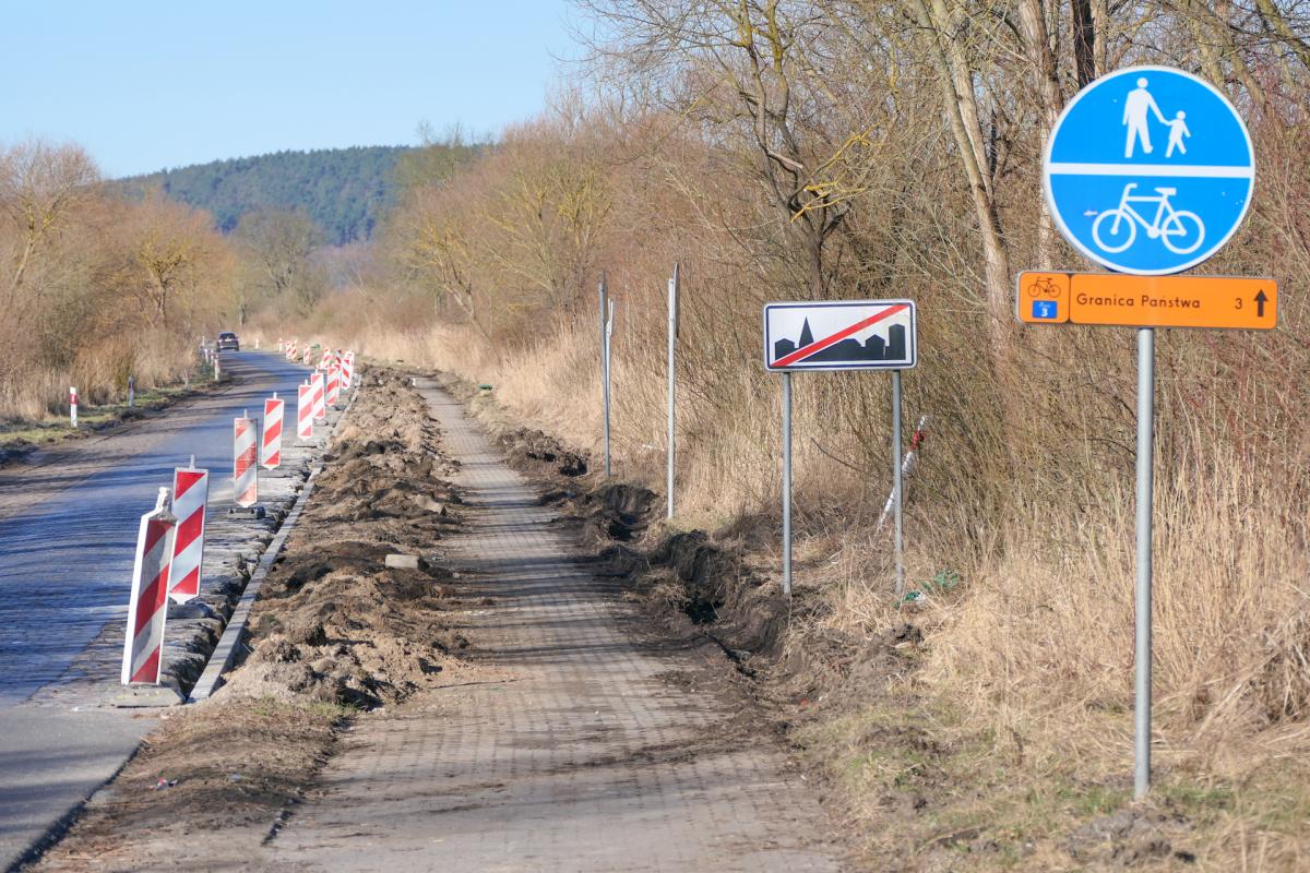 Przebudowują drogę rowerową do granicy [GALERIA]