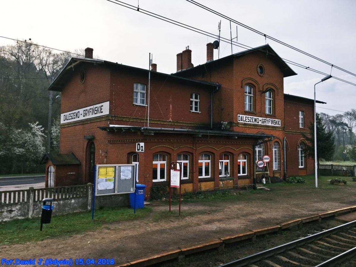 27-latka zasnęła za kółkiem i wjechała na torowisko