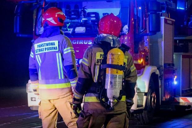Policjanci uratowali mężczyznę, który zatruł się spalinami
