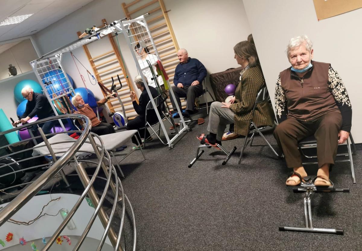 Prowadzą zajęcia z fizjoterapii dla seniorów [GALERIA]