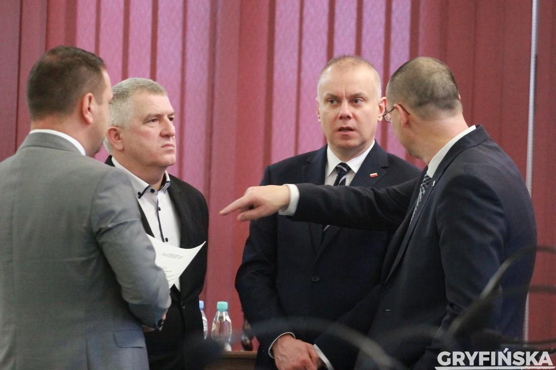 Budżet Gminy Gryfino na 2022 rok przyjęty! Wyłamał się R. Jonasik