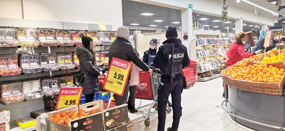 Policja wystawia mandaty za brak maseczek