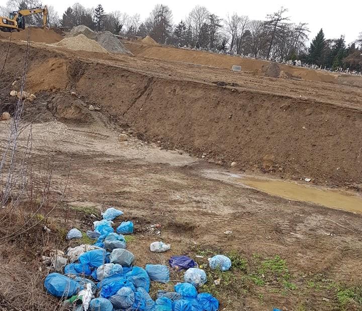 List od czytelnika: Wyrzucają śmieci obok cmentarza [GALERIA]
