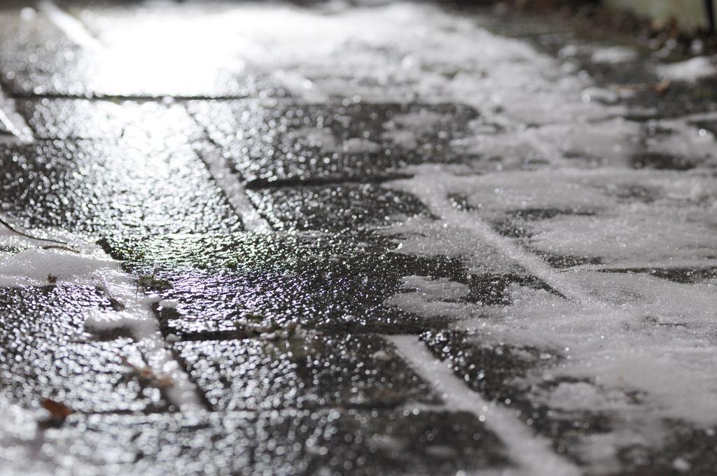 Burmistrz ostrzega przed oblodzonymi chodnikami
