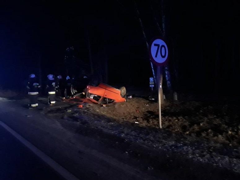 Trzymało go po Sylwestrze. 60-letni kierowca wypadł z drogi i dachował
