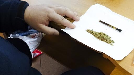 Przy naćpanym kierowcy znaleźli marihuanę