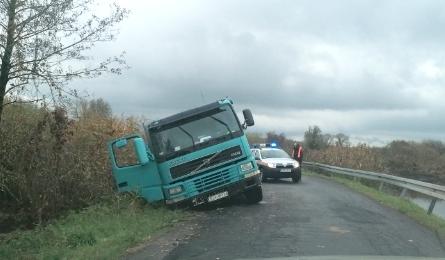 Ciężarówka w rowie. 