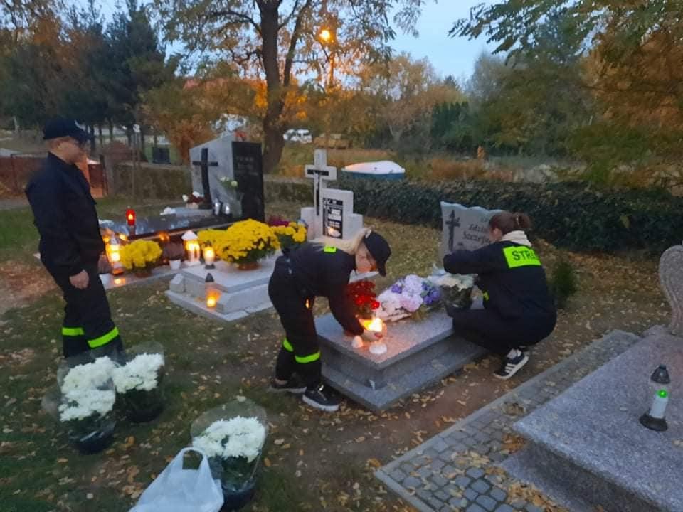 Odwiedzili groby zmarłych kolegów [GALERIA]