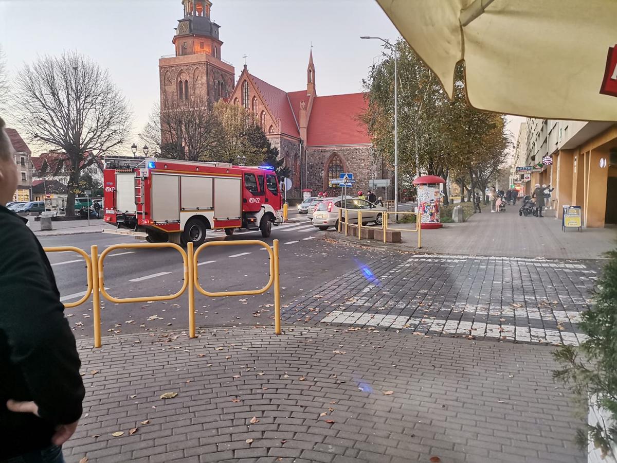 64-latka nie wyrobiła na zakręcie i uderzyła w barierki