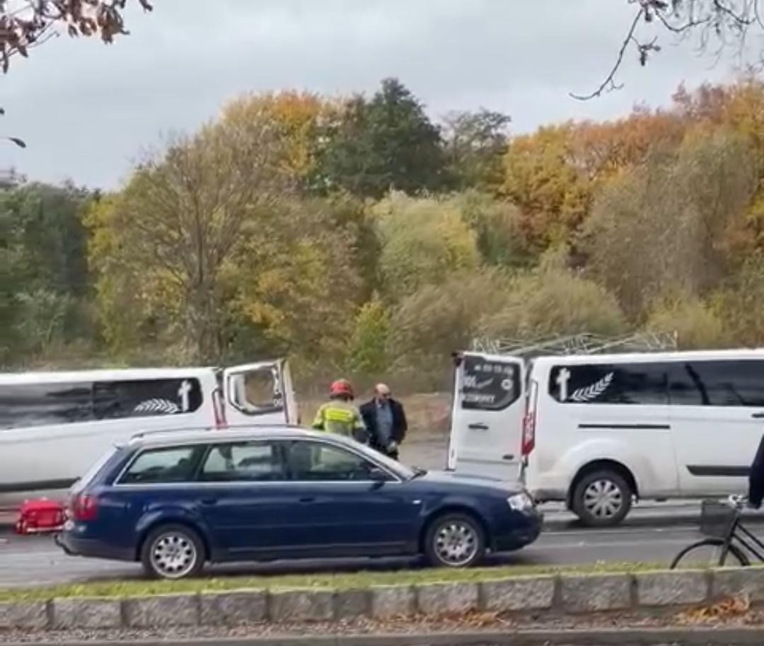 Drzewo spadło na samochód. Łużycka trudno przejezdna  [WIDEO]