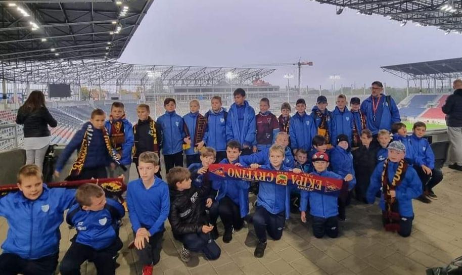 Młodzi piłkarze Błękitu kibicowali juniorom Pogoni Szczecin w Lidze Mistrzów