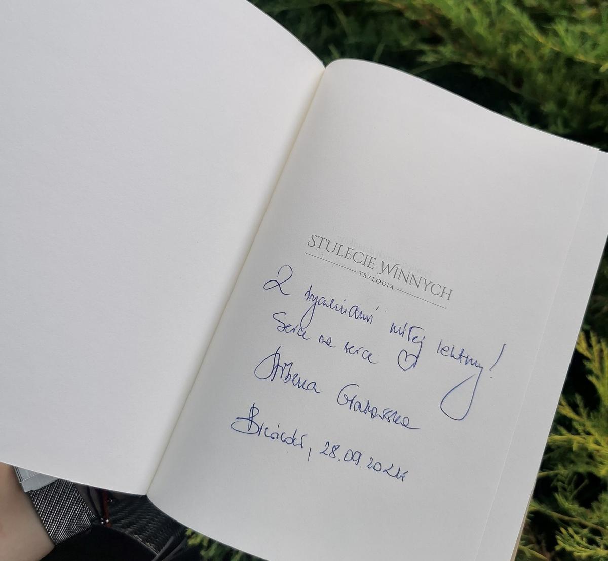 Książka z autografem autorki, koszulka z podpisami i wiele innych. Pomóż Neli!
