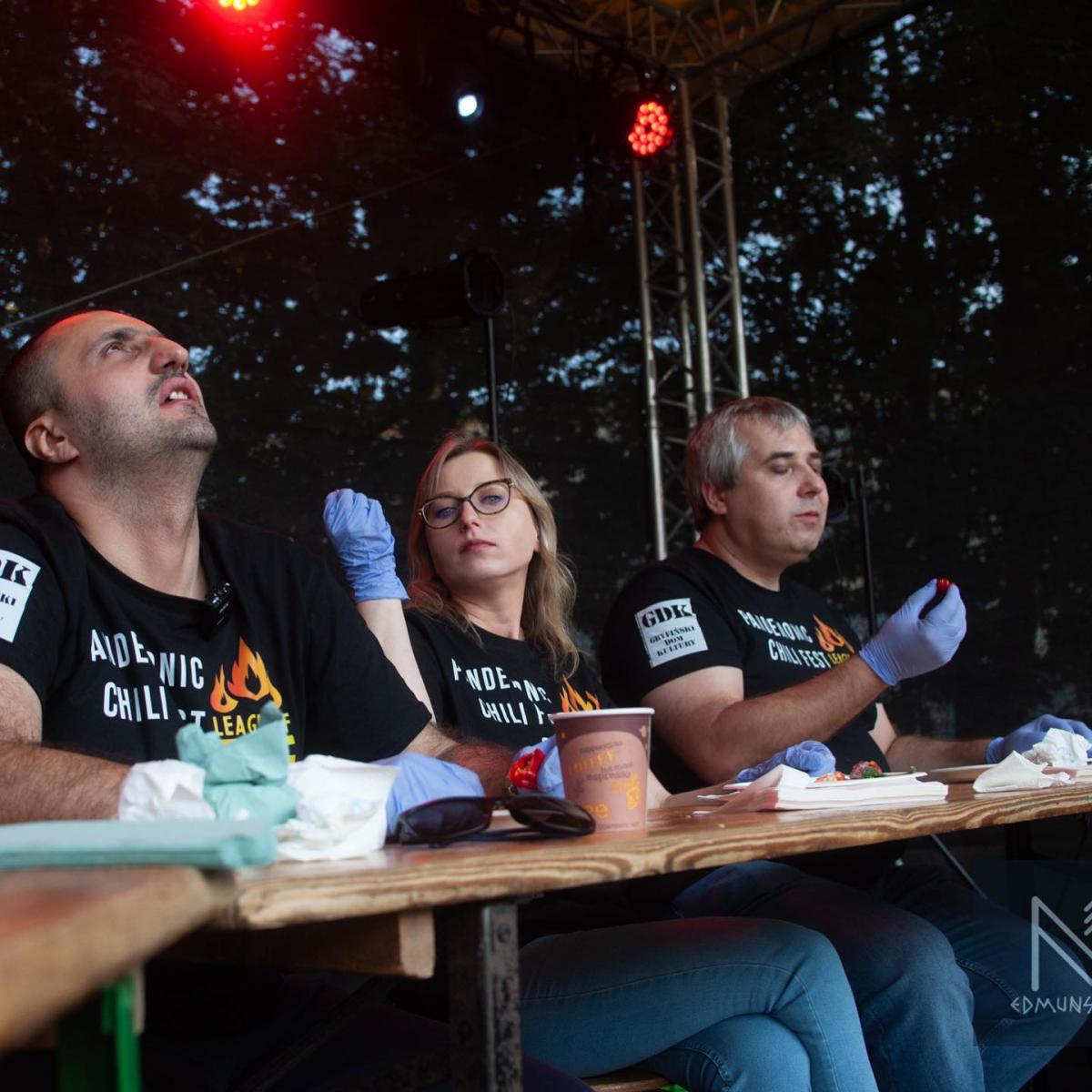 Pot, krew i łzy. Kto zjadł najostrzejszą papryczkę? [WIDEO]