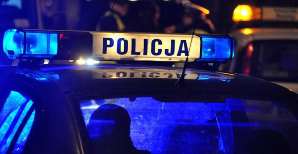 Był poszukiwany przez policję. Po pijaku wjechał w znak drogowy