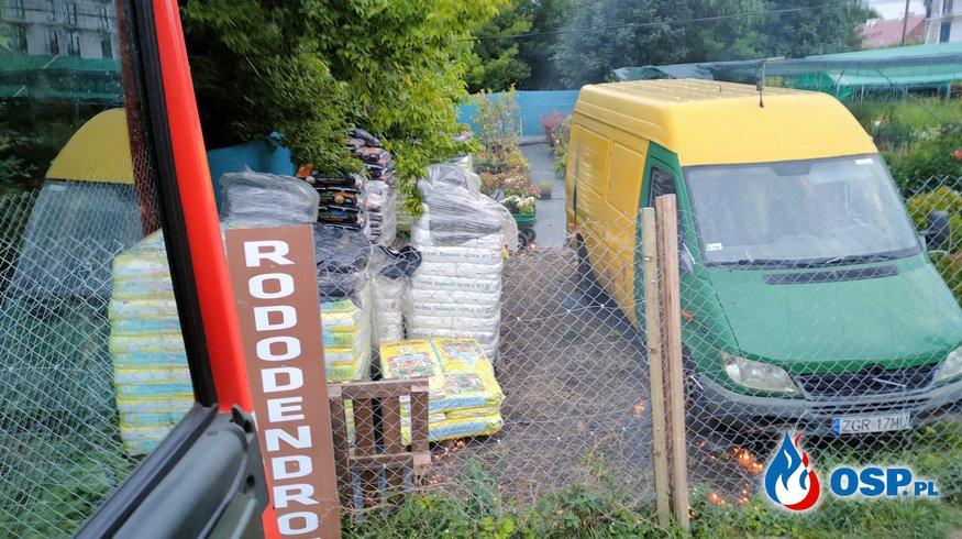 Paliło się na terenie sklepu ogrodniczego