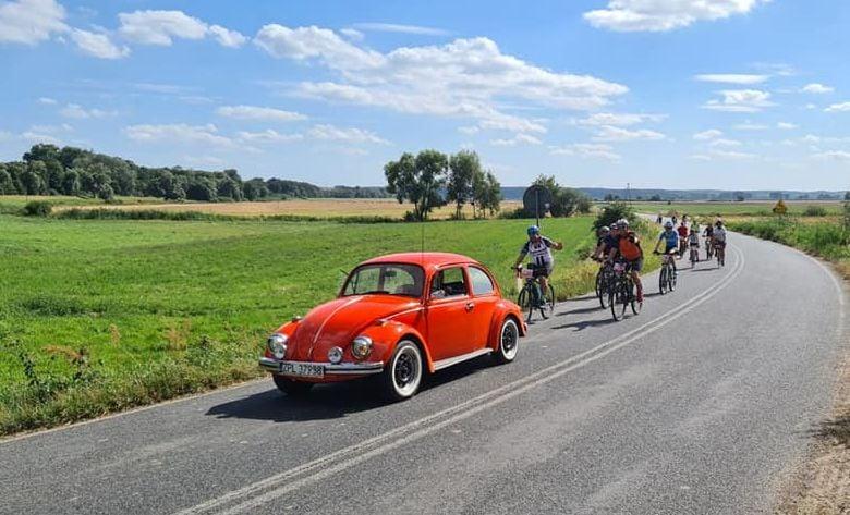 Jeździli rowerem na szlaku Pana Samochodzika