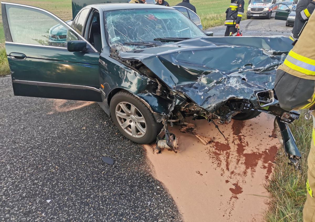 Zderzenie dwóch BMW. Trzy osoby w szpitalu