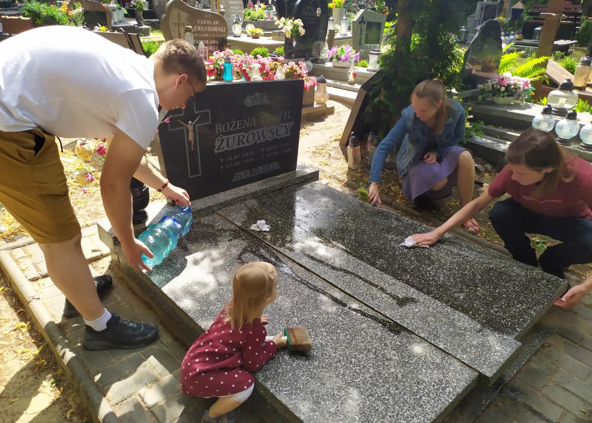 Zapalili znicze na grobach zasłużonych