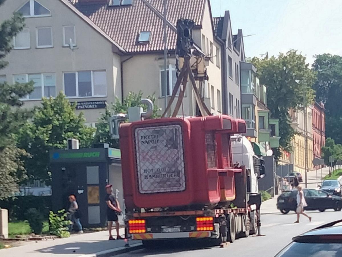 Wywieźli czerwoną budkę