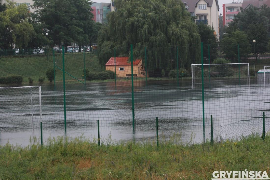 Kompletnie zalane boisko [GALERIA]