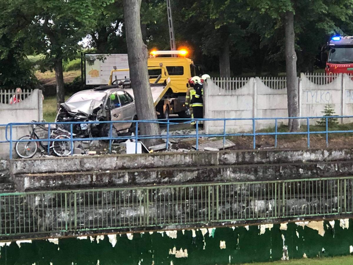 Wjechał w betonowy płot, bo był naćpany