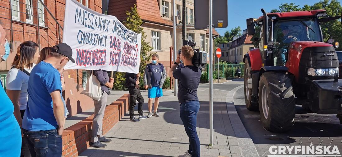 Zamknęli drogę do Chwarstnicy i Sobieradza. Mieszkańcy  protestują