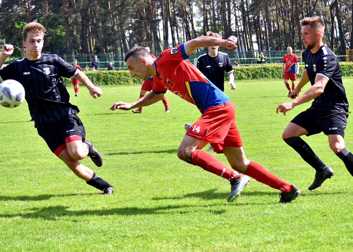 Seniorzy przegrali 2:6, a juniorzy wygrali... 27:0 [WYNIKI]