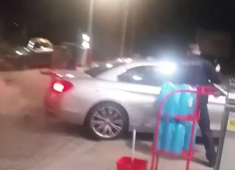 Wjechała samochodem w donice z kwiatami