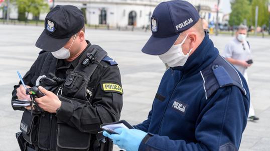 Policja nadal dokonuje kontroli maseczek